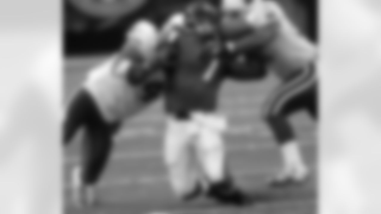 Peppi Zellner and Calvin Pace "sandwich" Michael Vick in 2004