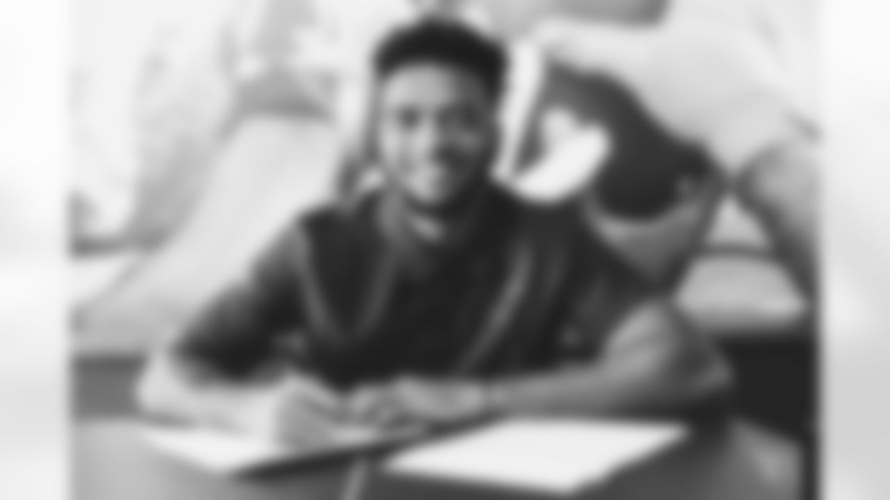 Rookie CB Tay Gowan signs his contract.