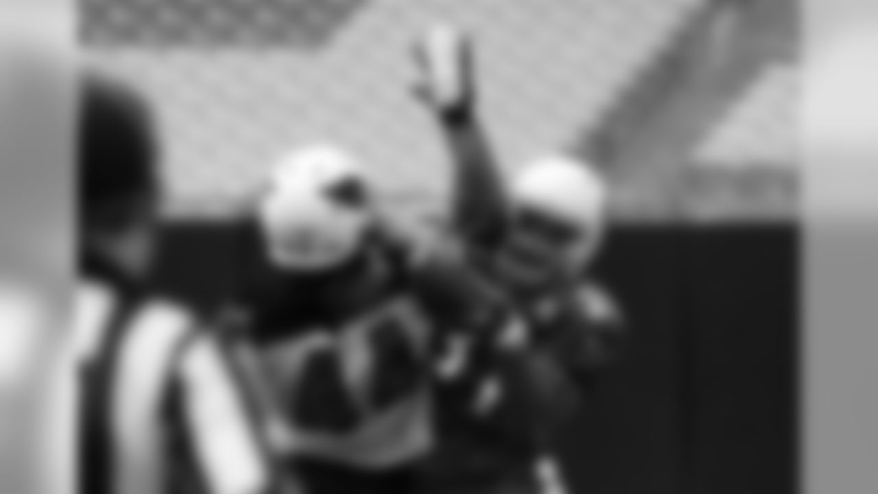 RB David Johnson catches a pass as LB Markus Golden defends