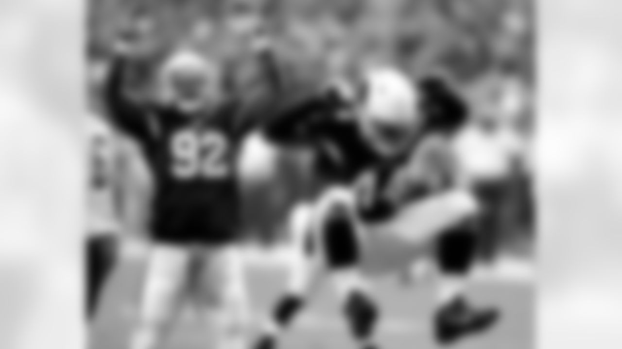 LB Markus Golden celebrates against the Rams