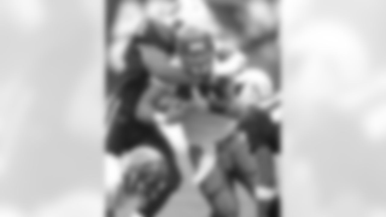2005: Tampa Bay Mike Alstott carries the ball
