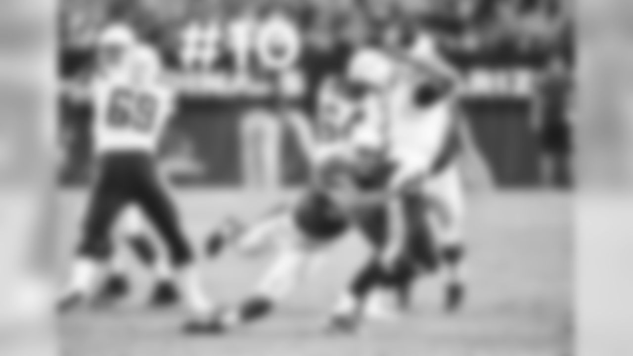 LB Edwin Jackson on the blitz