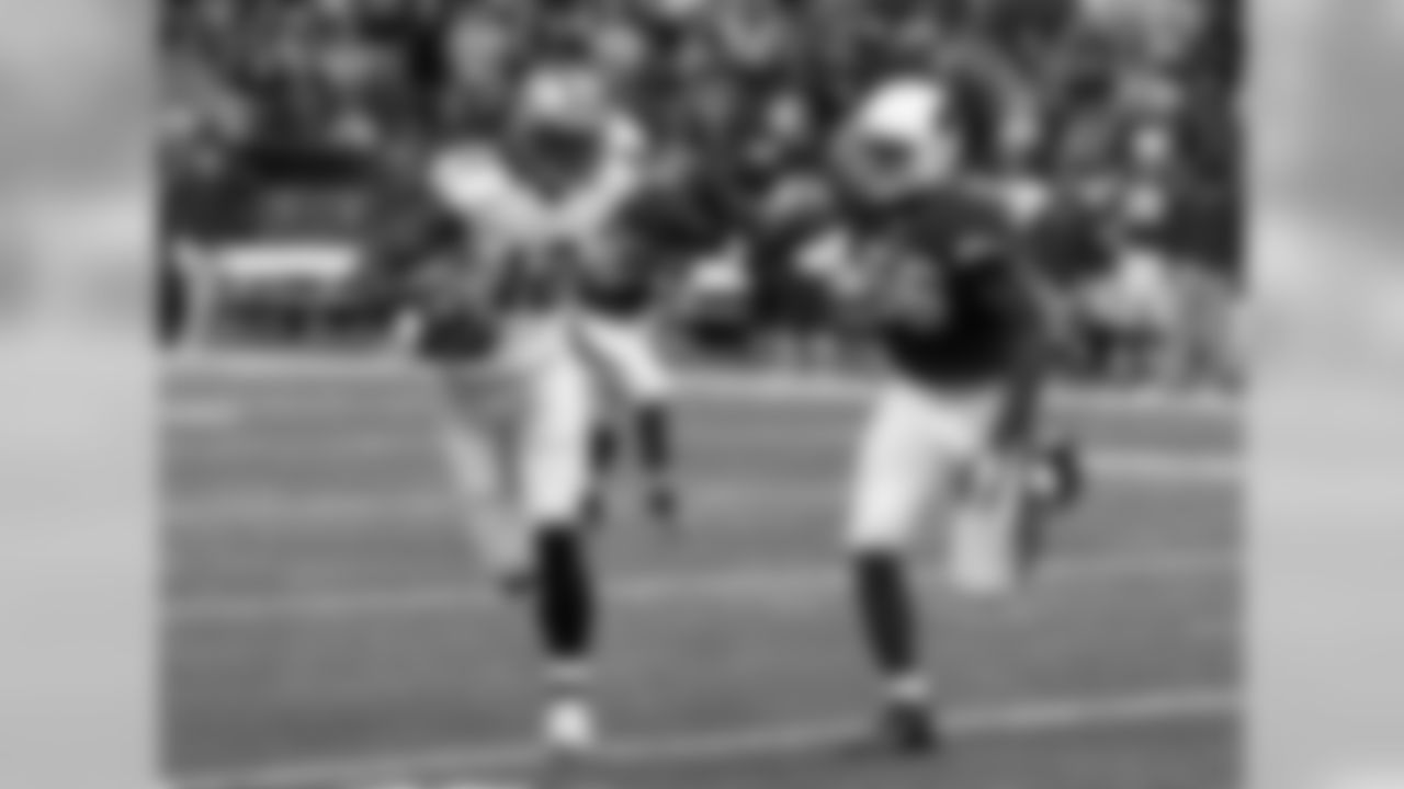 LB Karlos Dansby chases WR Marques Colston