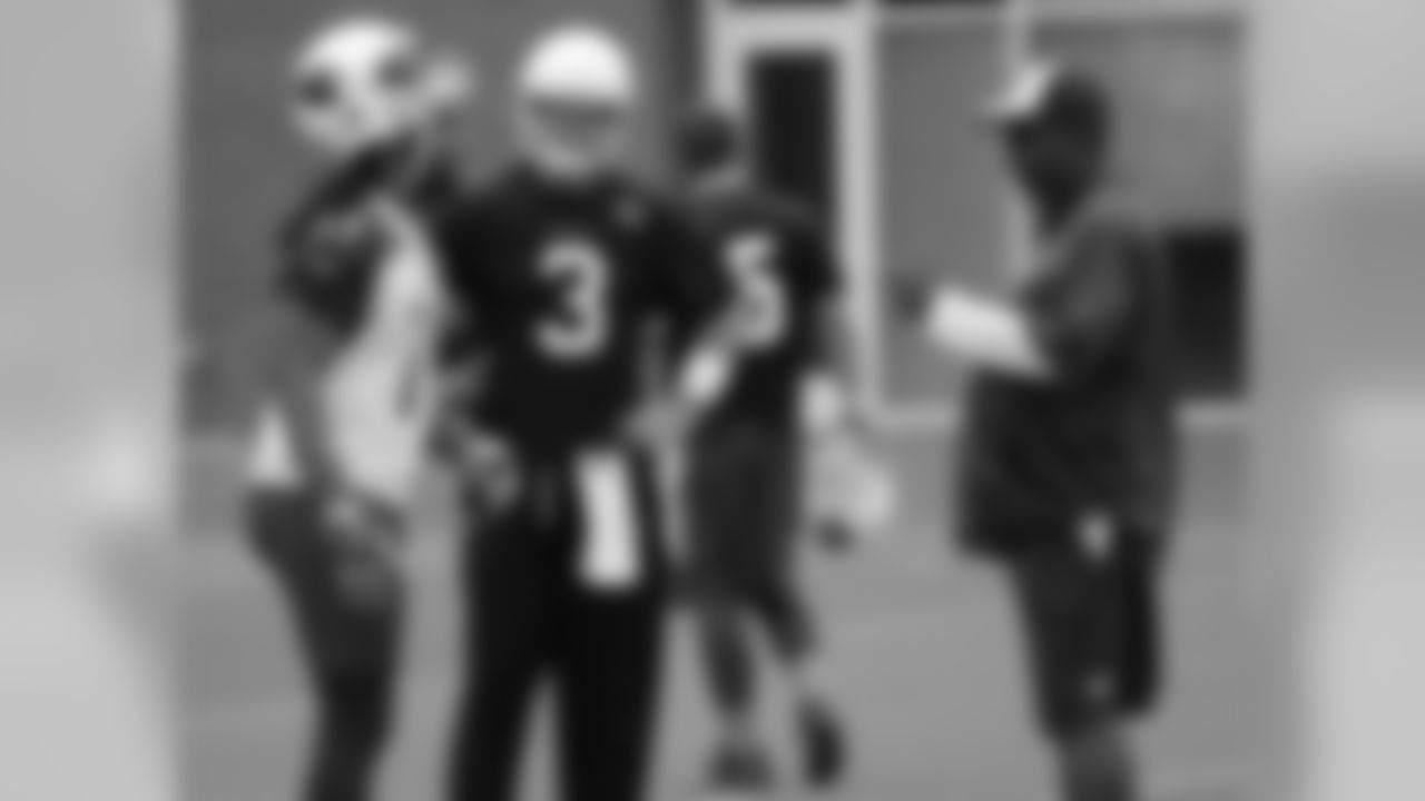 WR Larry Fitzgerald and QB Carson Palmer talk with WR coach Darryl Drake
