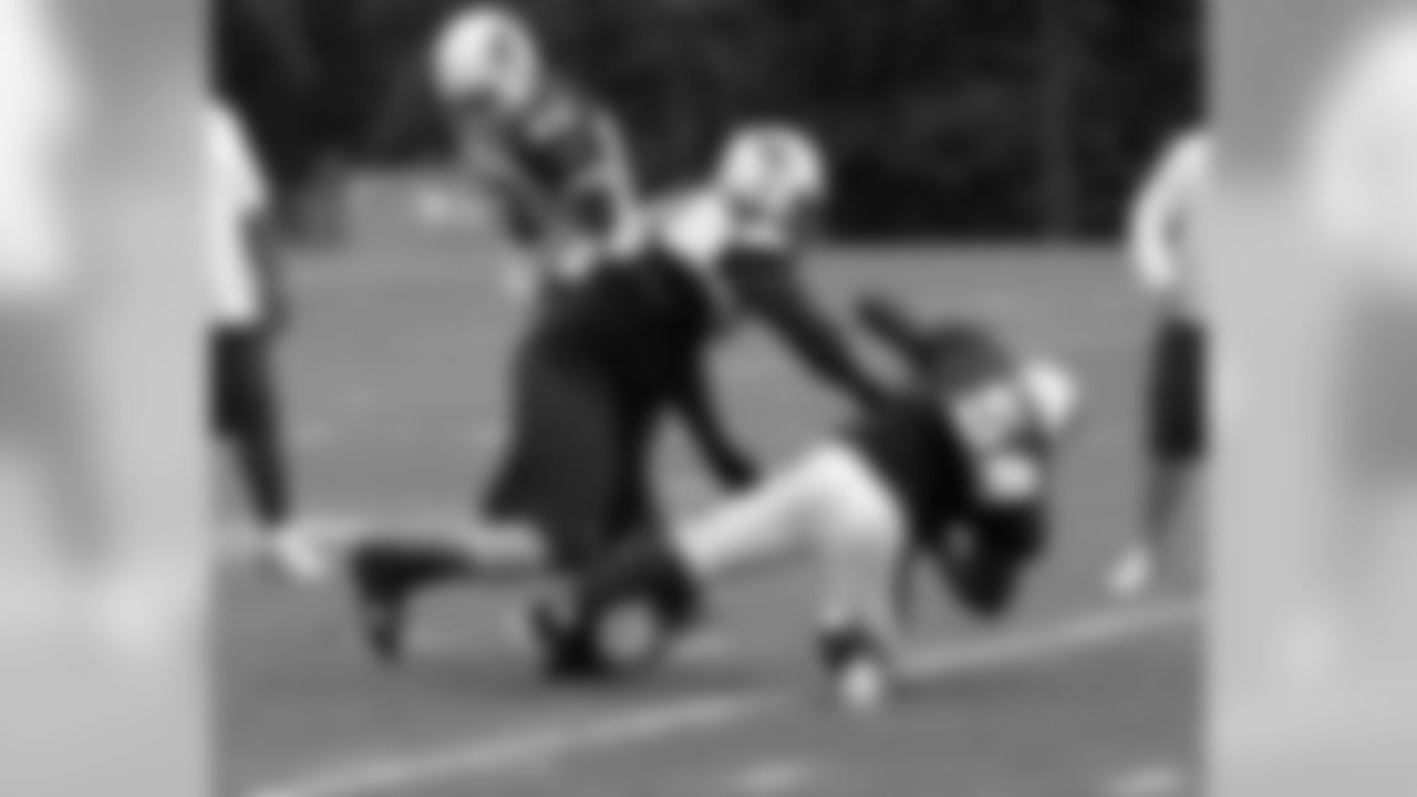 T Jeremy Bridges tussles with LB Quentin Groves in 1-on-1