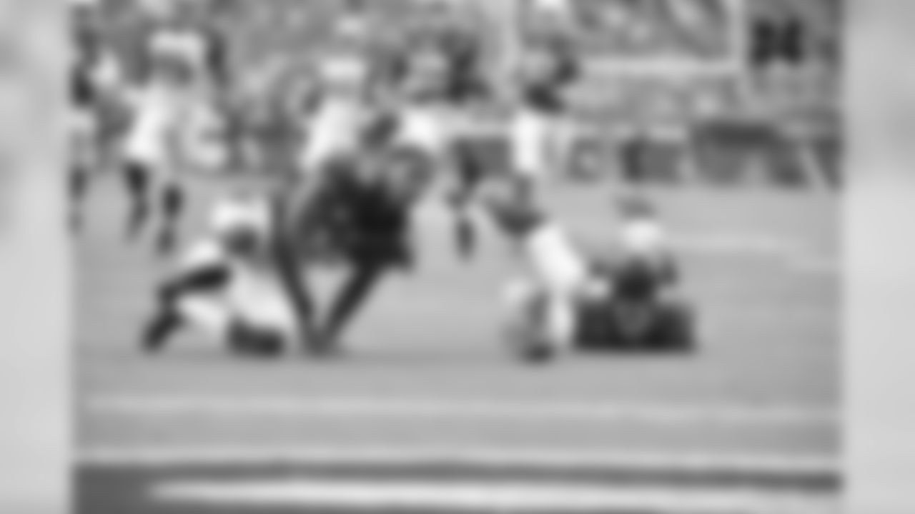CB Justin Bethel loses his helmet while making a special teams tackle