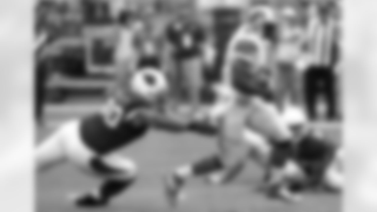 RB Reggie Bush avoids Darnell Dockett