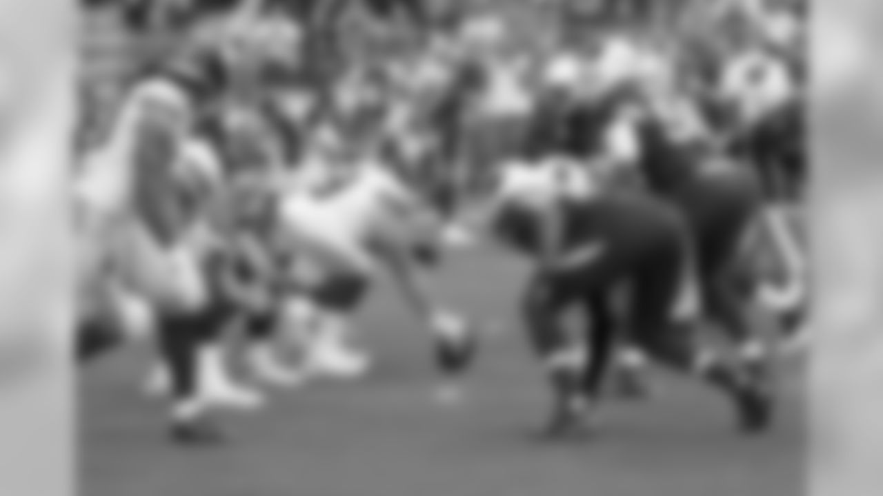 The Giants and Cardinals at the line of scrimmage