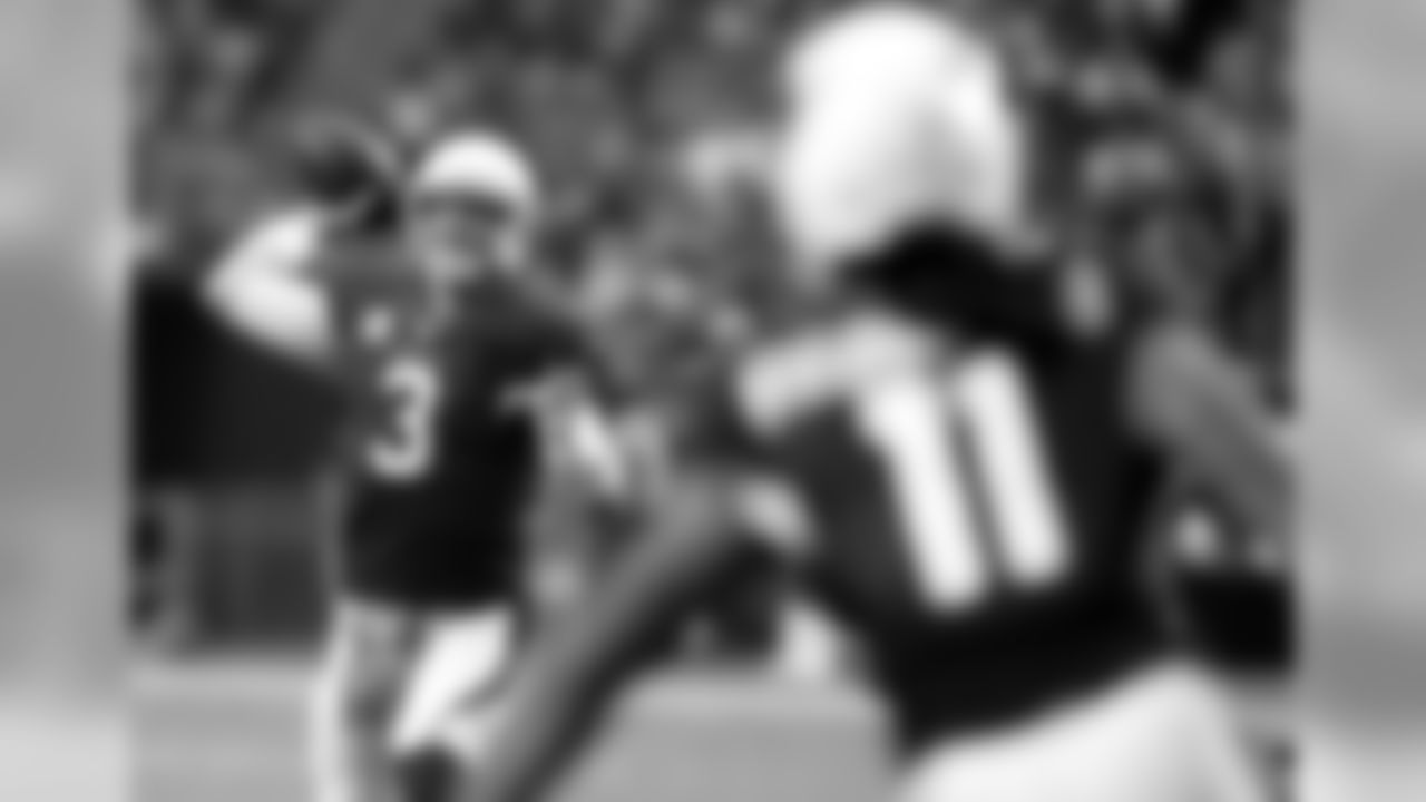 QB Carson Palmer looks for WR Larry Fitzgerald