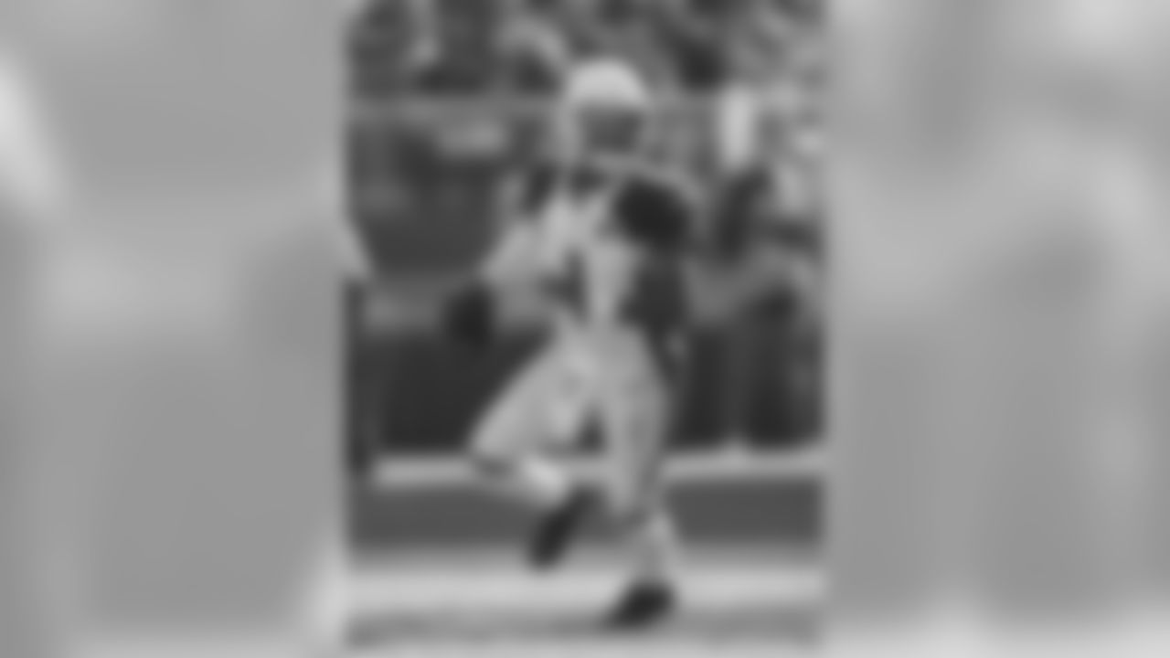Cardinals quarterback Kyler Murray rolls out against the 49ers.