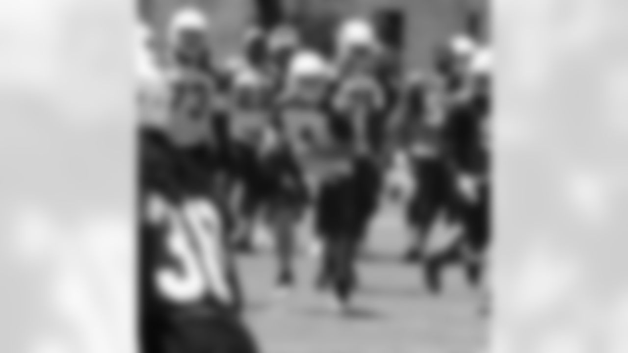 QB Kevin Kolb scrambles