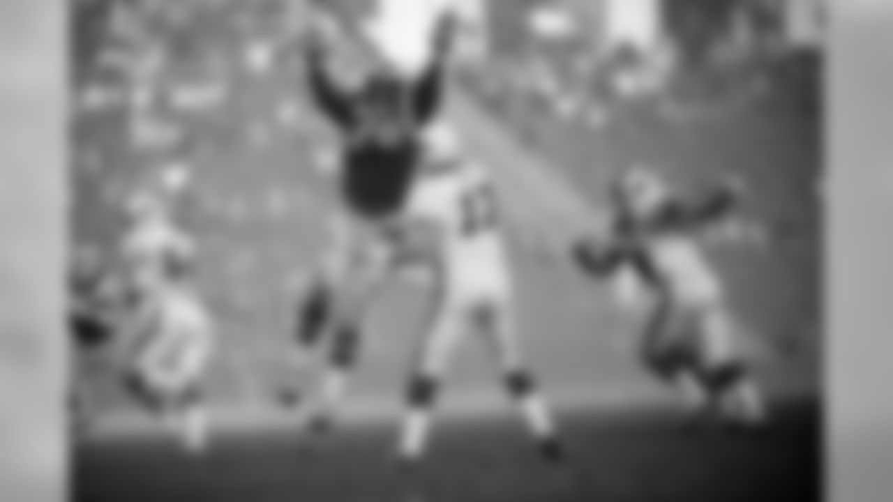 1975: Rams DT Cody Jones gets in a passing lane