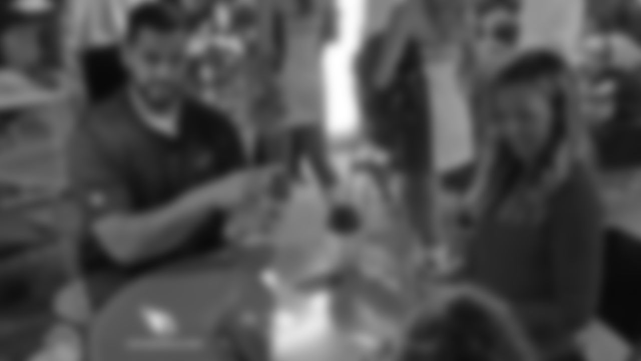 G Oday Aboushi plays Uno at Phoenix Children's Hospital