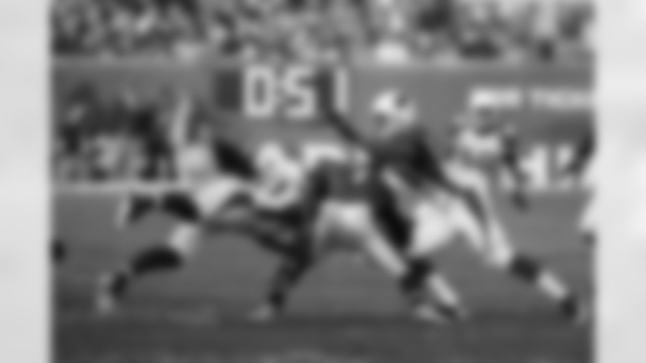 Paris Lenon sacks Mike Vick