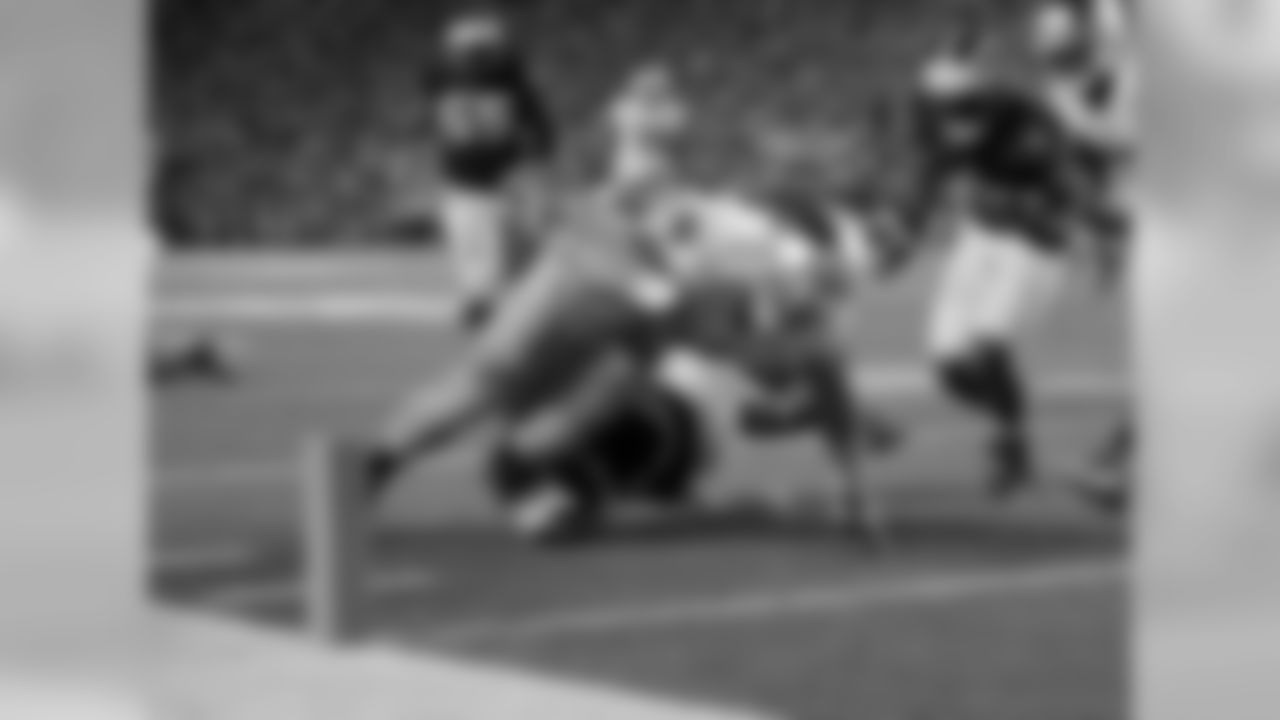 Niklas scores a touchdown against Michigan on Sept. 7, 2013