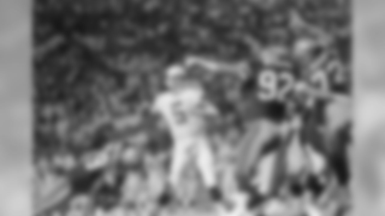 1989: QB Gary Hogeboom throws a pass