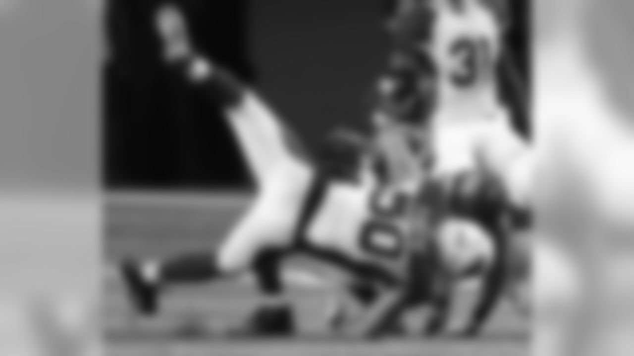LB Larry Foote tackles Falcons WR Harry Douglas