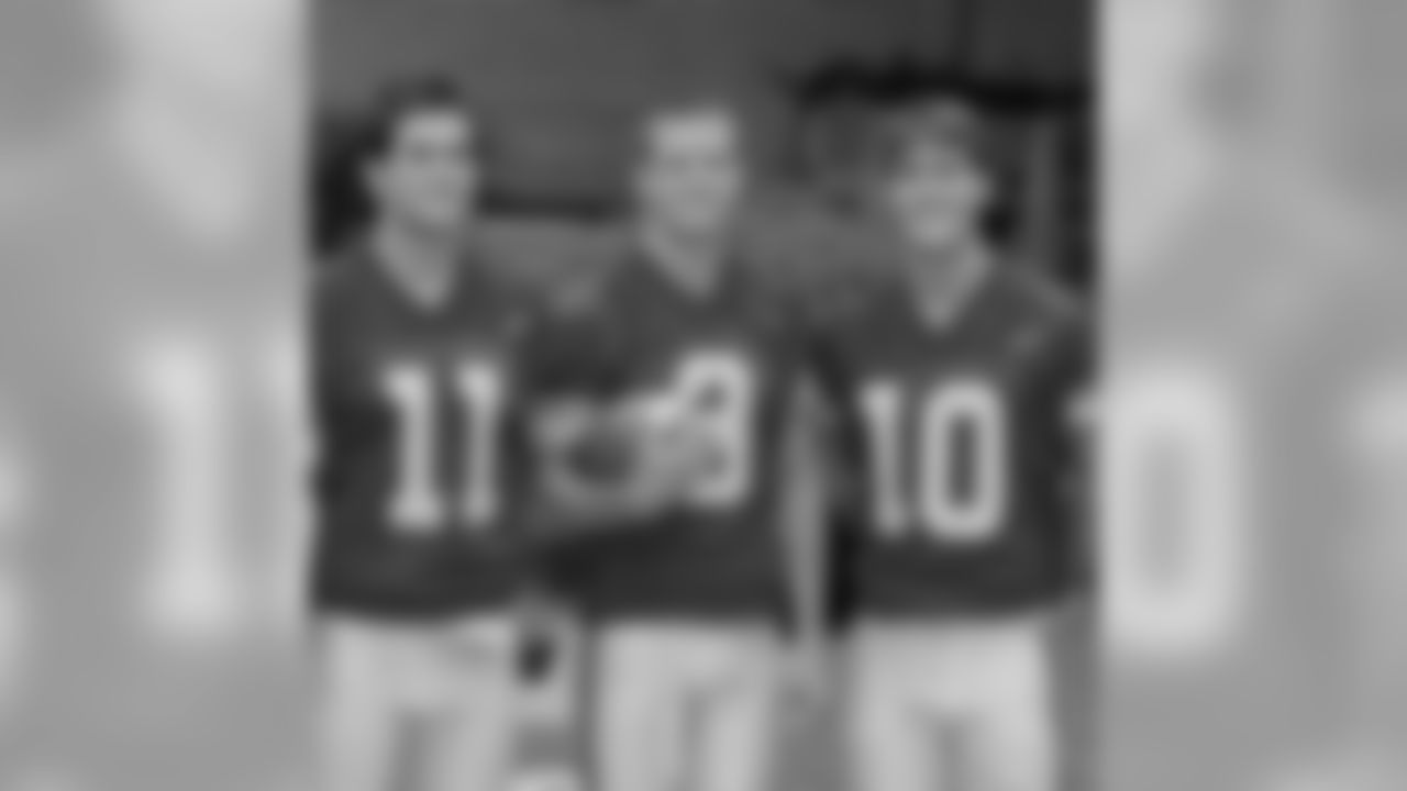 QB Carson Palmer (@carsonpalmer3) lauding the old USC quarterback depth chart in this photo with Matt Leinart (left) and Matt Cassel