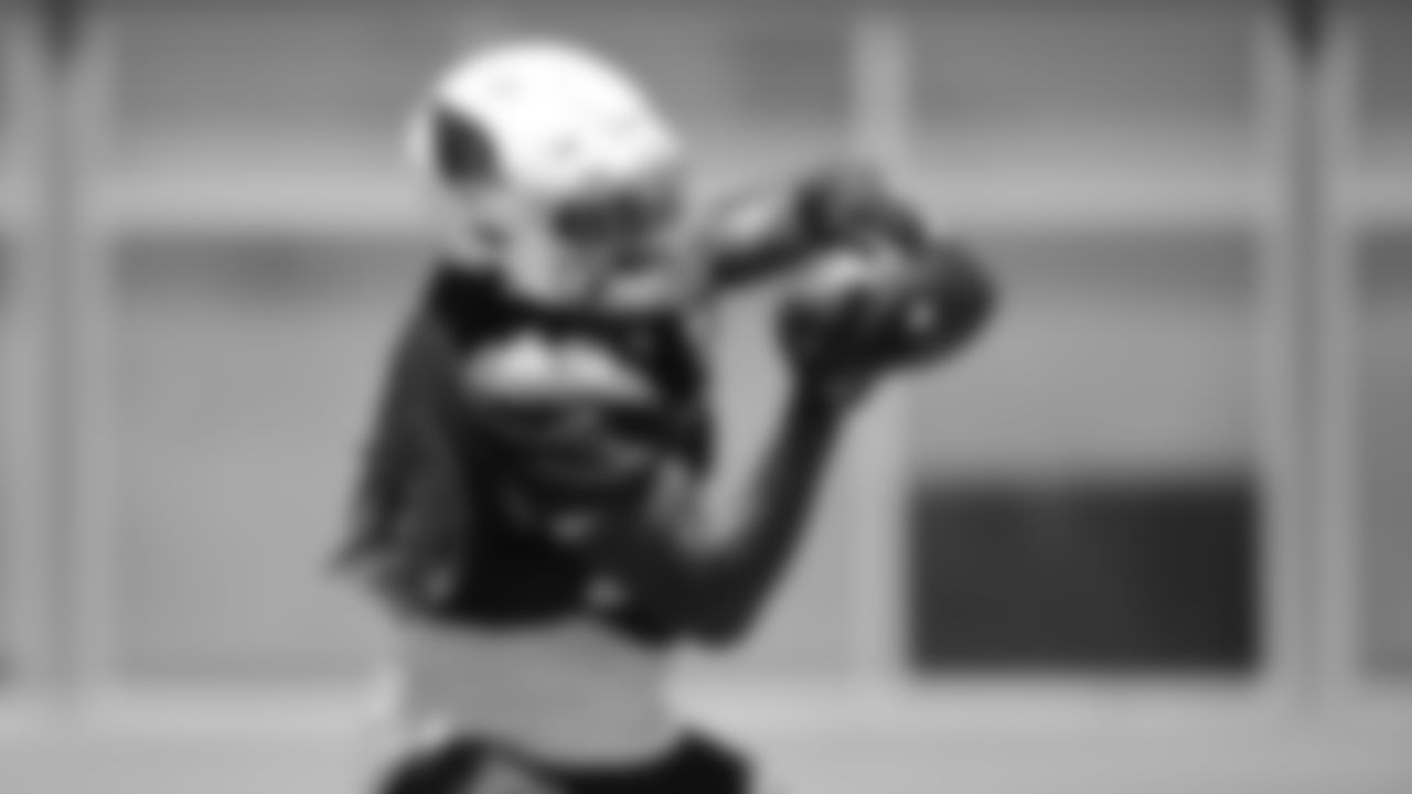 Arizona Cardinals tight end Chris Pierce Jr. (49)practices during Week 2 of the OTA offseason program on Thursday, June 2, 2022 in Tempe, AZ.