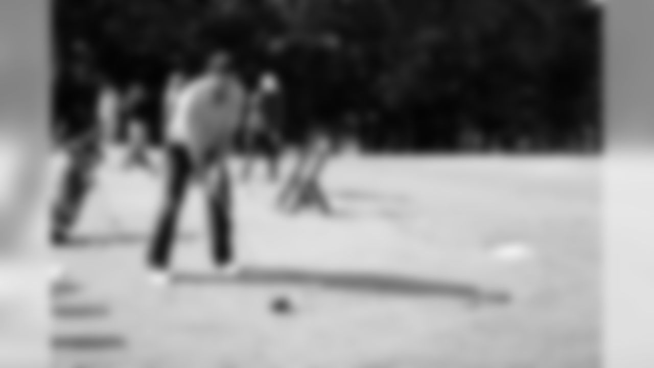 Jay Feely warms up on the driving range. (Mo Davis)
