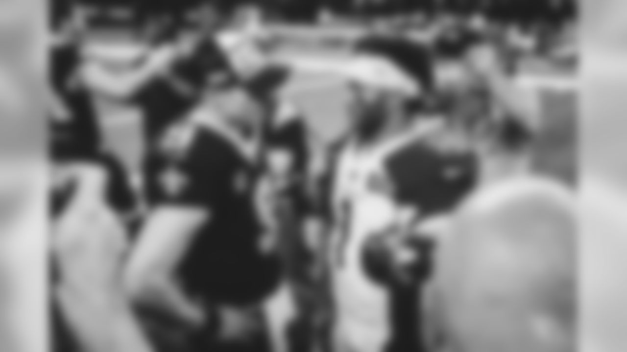 QB Kyler Murray talks with Saints QB Drew Brees