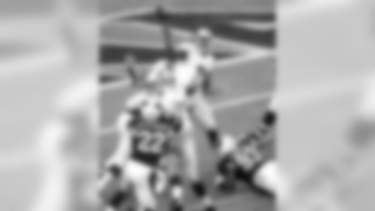 49ers QB Colin Kaepernick throws a pass