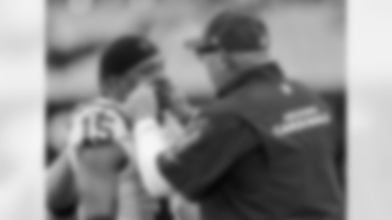 Bruce Arians pinches the cheeks of the Colts' LaVon Brazill.