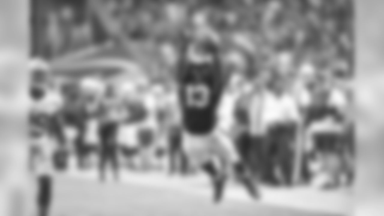 WR Jaron Brown can't come up with a catch against the 49ers