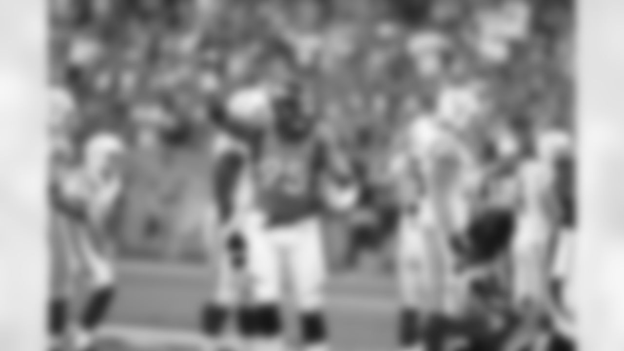 DE Derek Wolfe