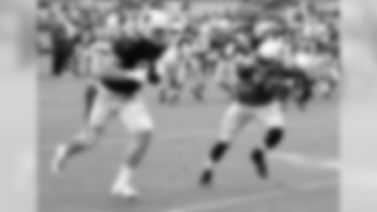 S Deone Bucannon covers TE Troy Niklas