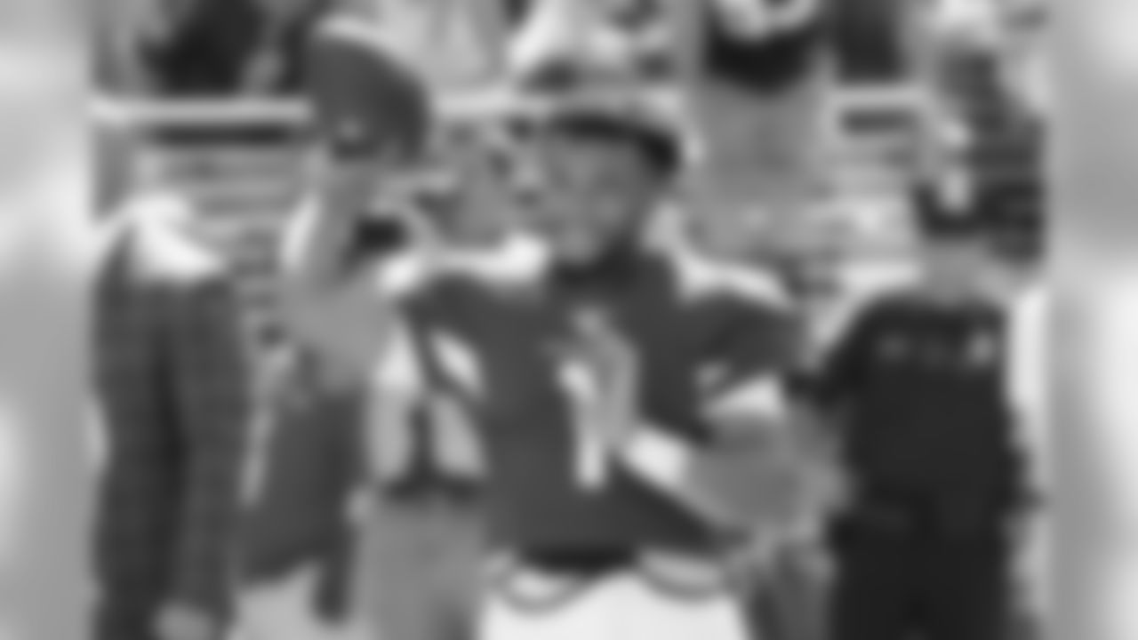 QB Kyler Murray warms up before the game.