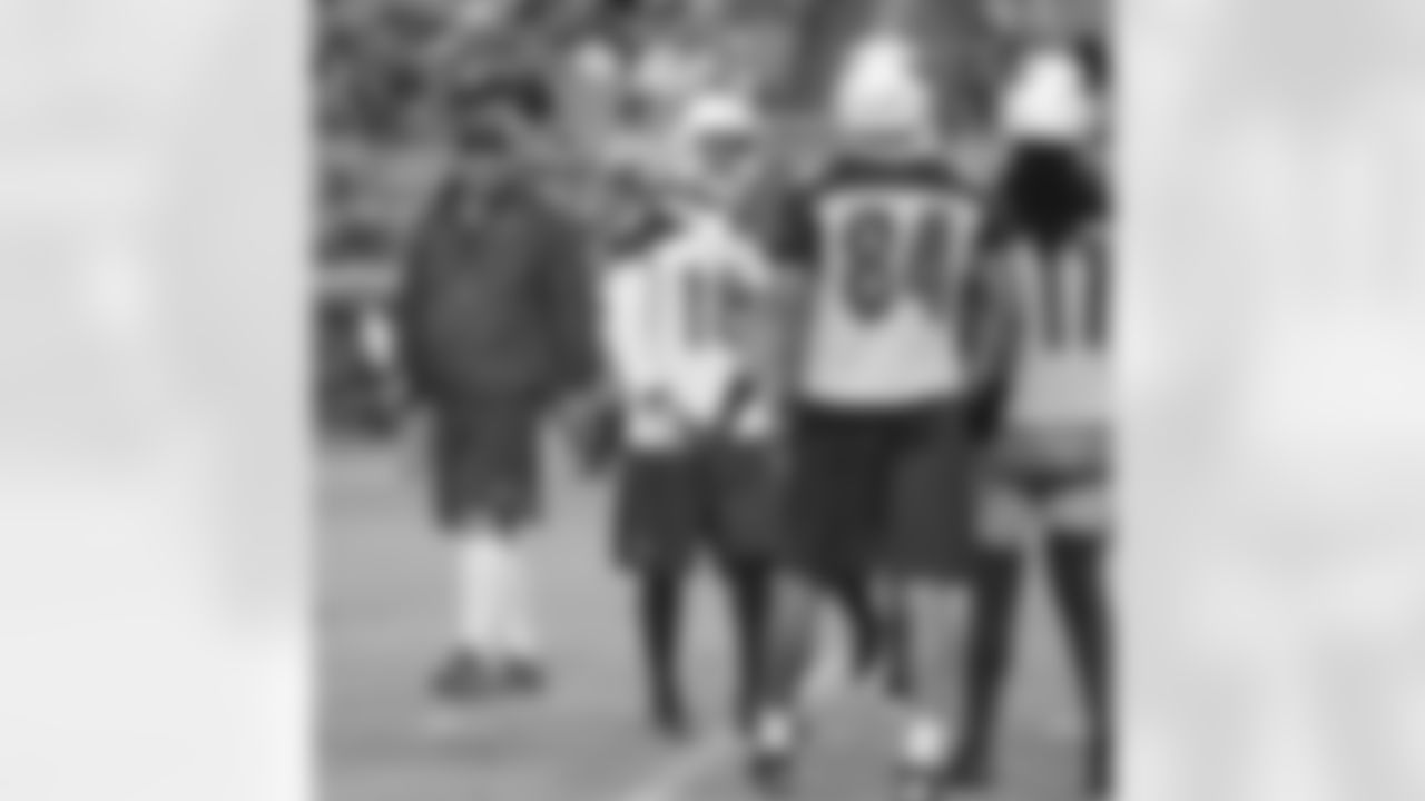 Bruce Arians, sunscreen and all, gets on his offense