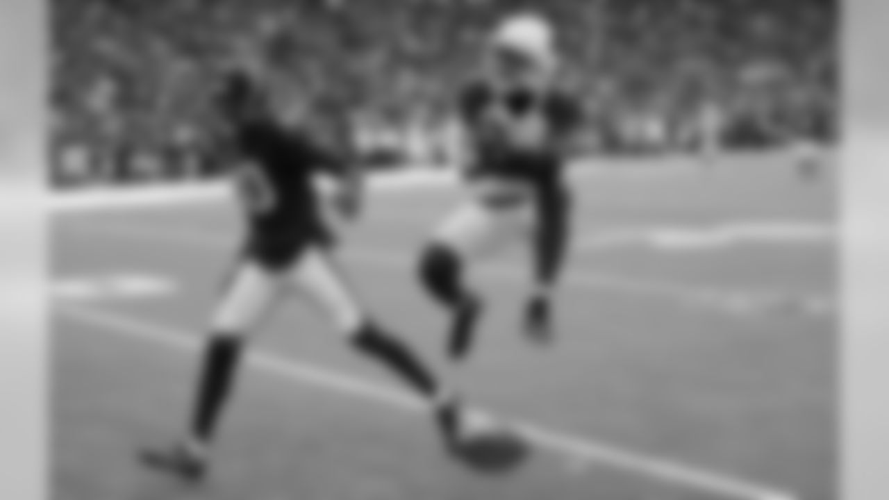 Patrick Peterson breaks up a pass intended for Houston WR DeAndre Hopkins