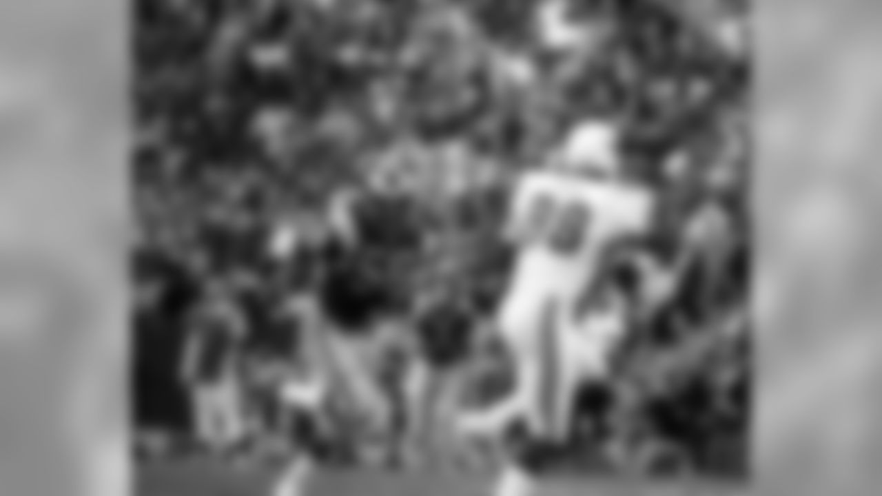1975: TE J.V. Cain hauls in a pass