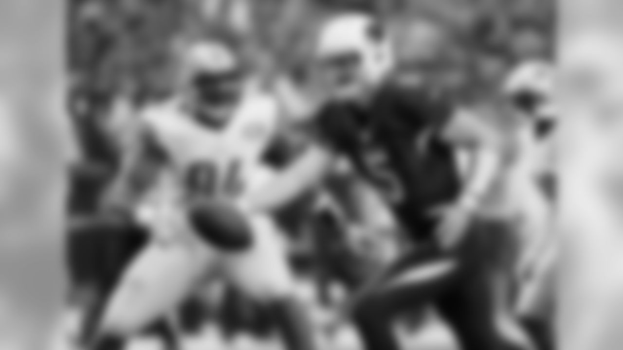 QB Drew Stanton prepares to hand the ball off