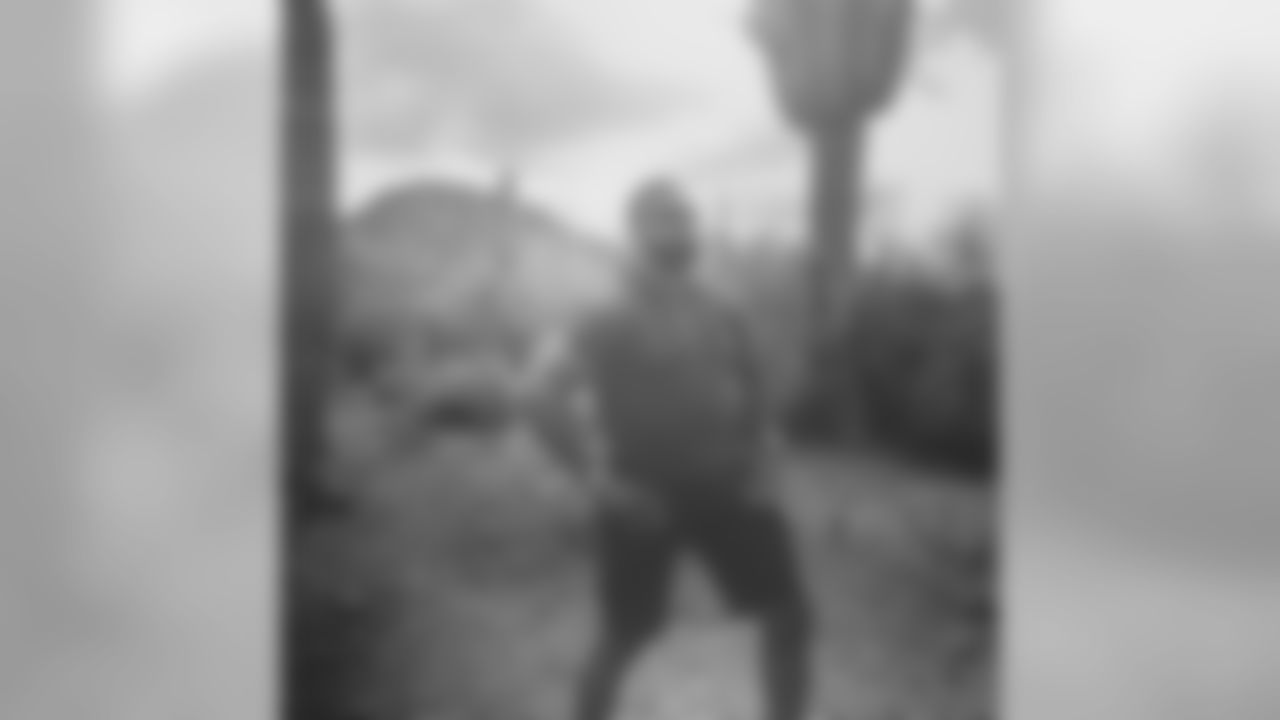 LB Darryl Sharpton (@sharpton51) gets acquainted with the desert