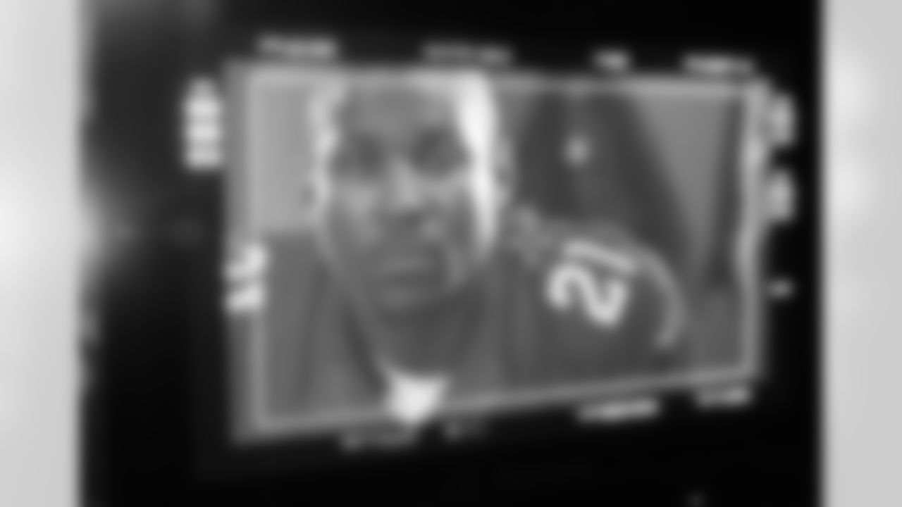 The gaze of CB Patrick Peterson through the monitor