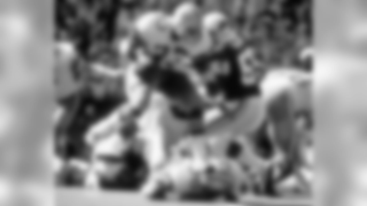 1981: Cowboys RB Tony Dorsett carries the ball