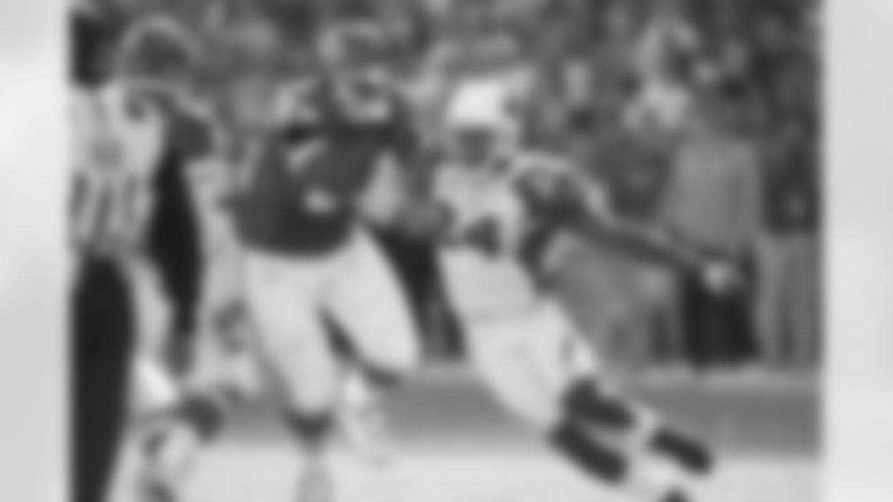 Adrian Wilson puts pressure on QB Matt Cassel