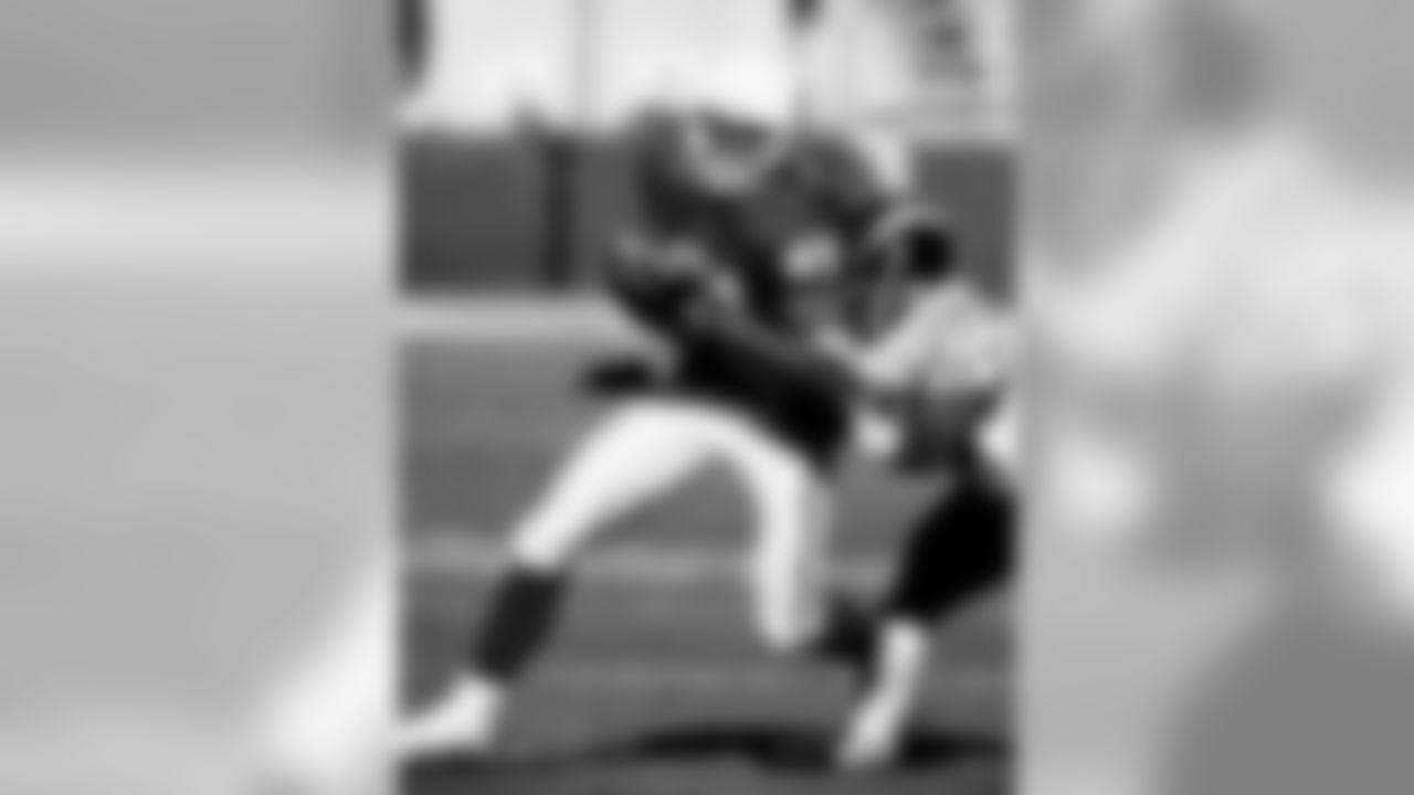 1998: WR Frank Sanders runs with the ball as San Diego's Charles Dimry tries to tackle him