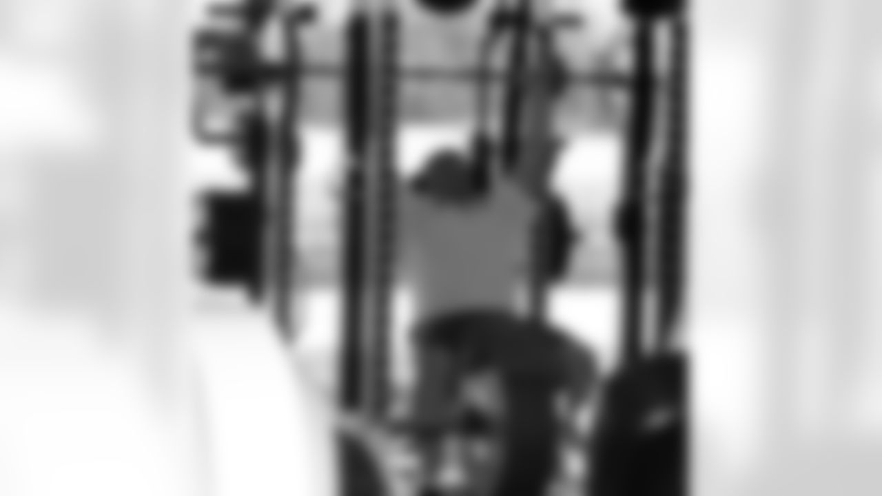 Sendlein completes shoulder press
