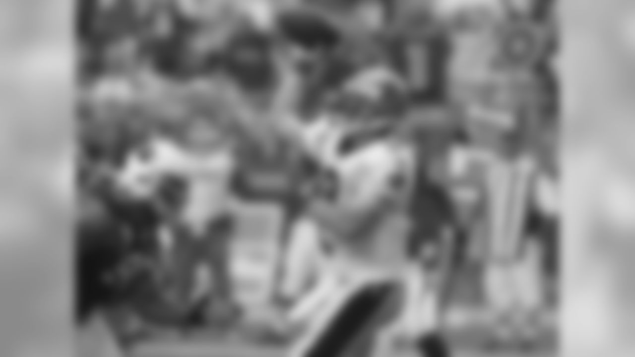 Darnell Dockett pressures Drew Brees in 2010