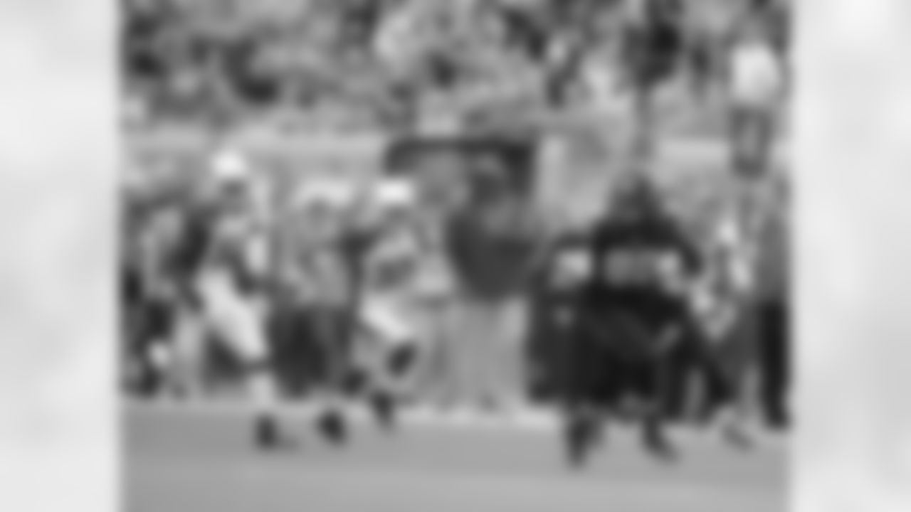 Jaguars TE Danny Noble runs down the field as Tyrann Mathieu and Daryl Washington try to track him down.