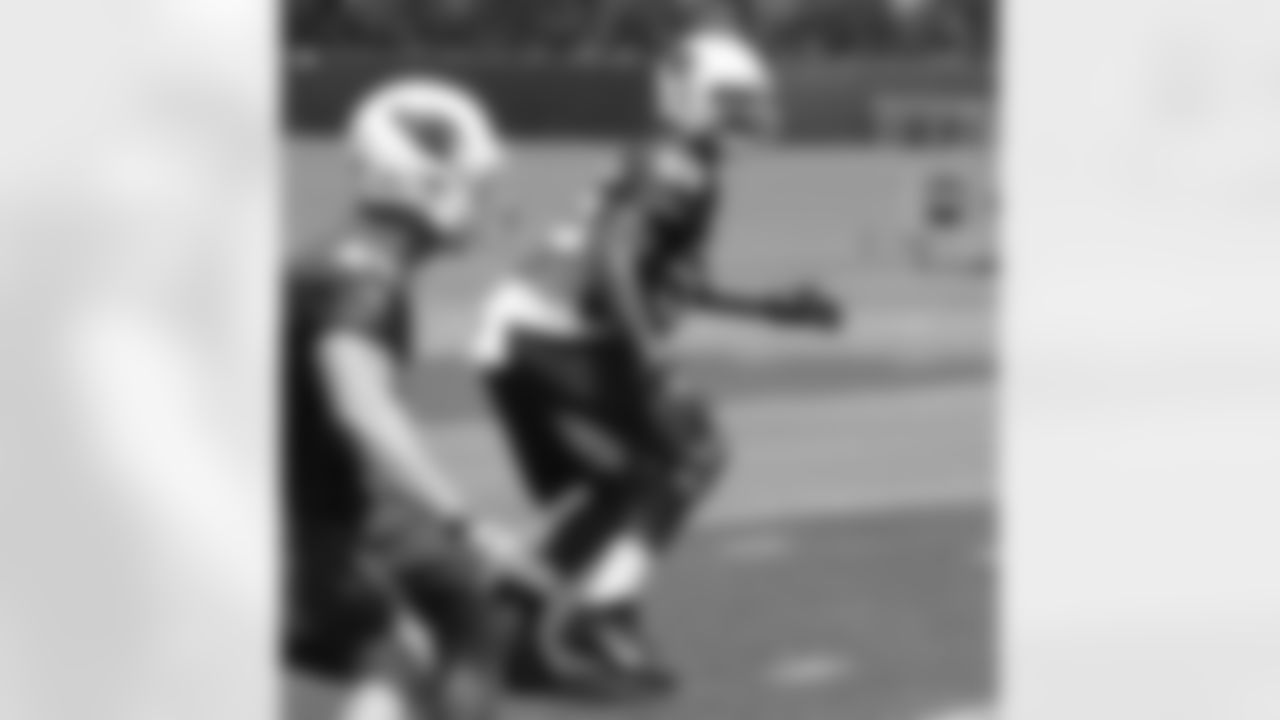 LB Alex Okafor drops into coverage