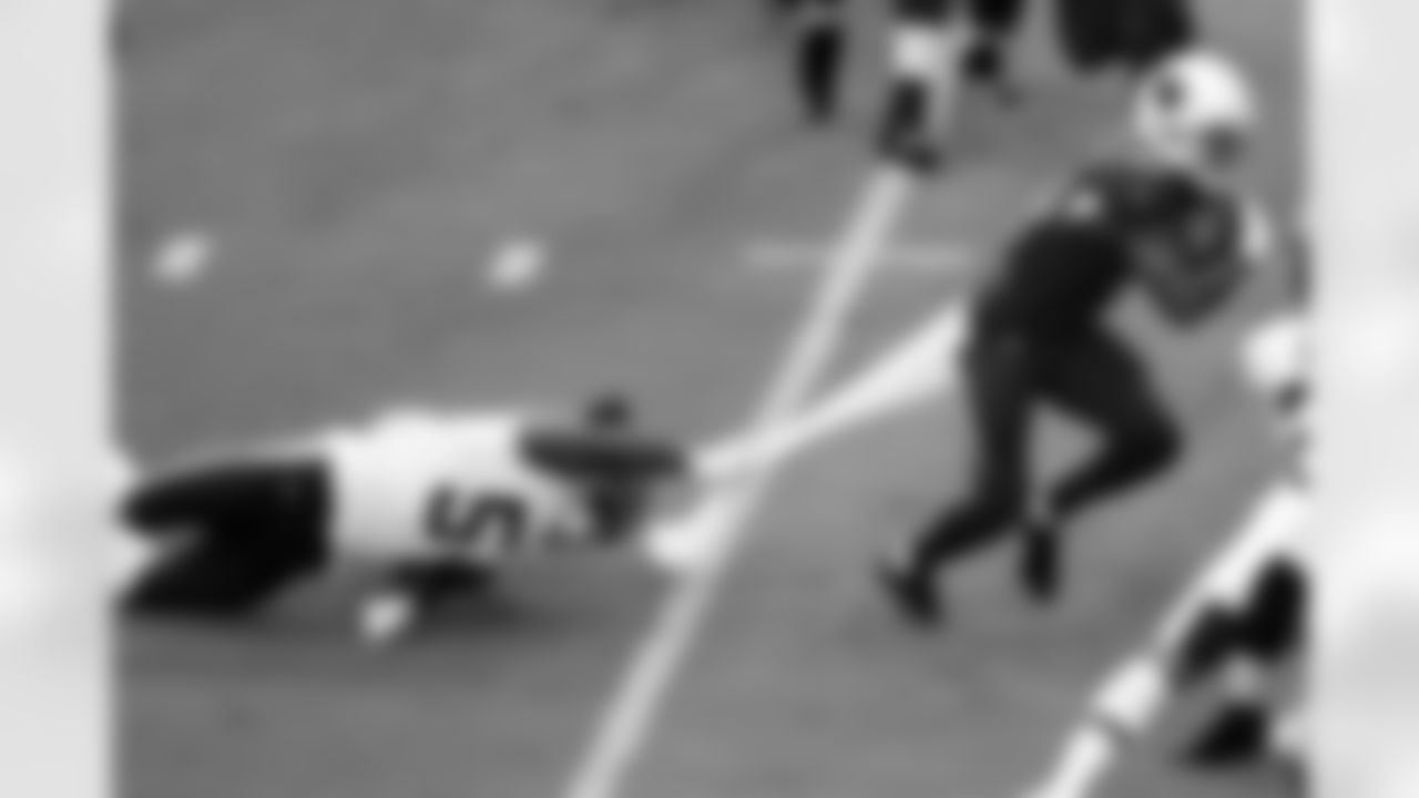 Arizona Cardinals running back Kenyan Drake (41) can't escape the grasp of Washington Football Team linebacker Kevin Pierre-Louis.