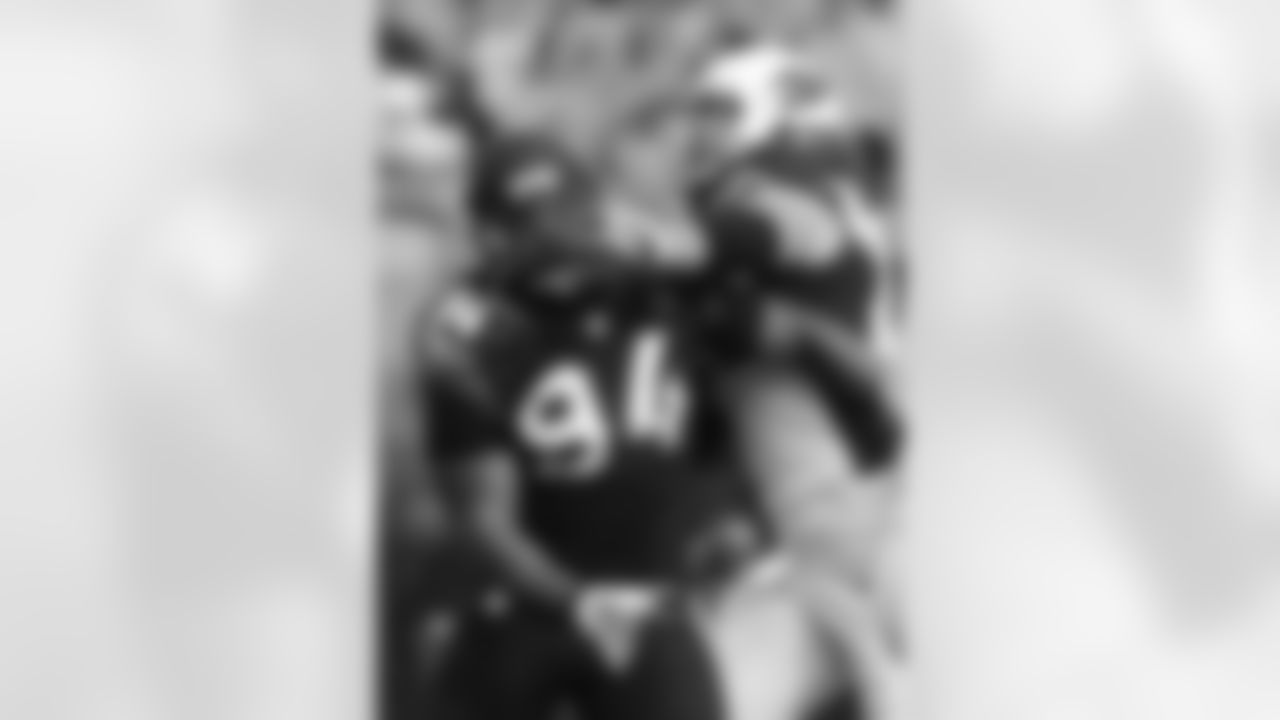 RT Eric Winston battles against Jacksonville DL Jeremy Mincey.