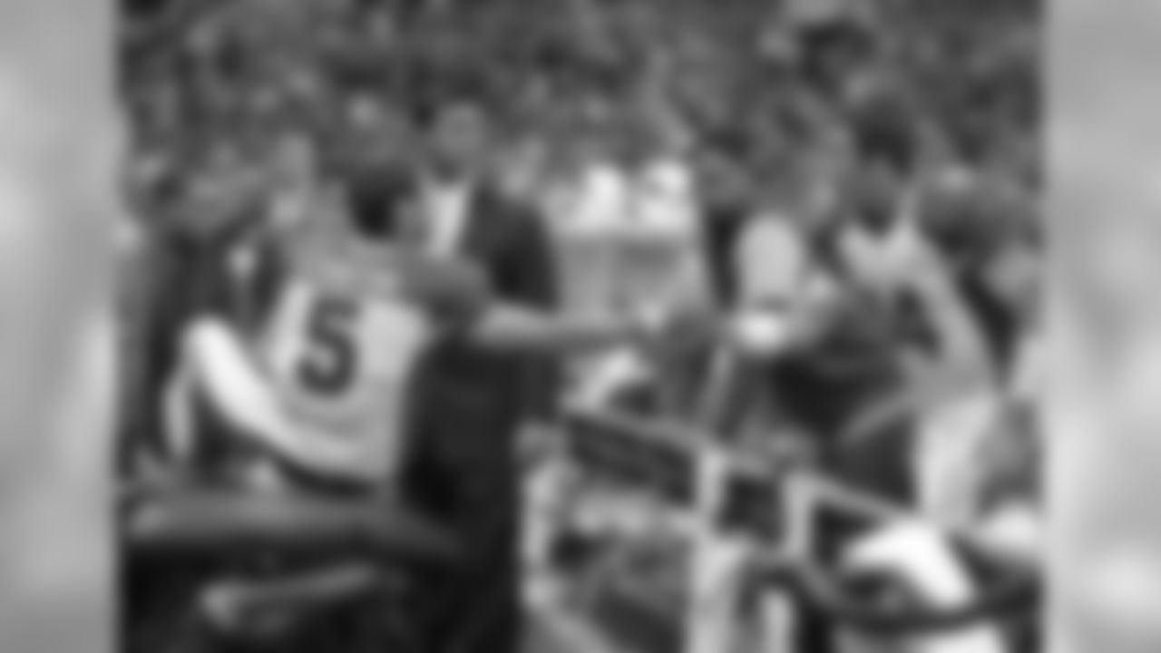 QB Drew Stanton encourages QB Ryan Lindley as his knee gets examined in St. Louis