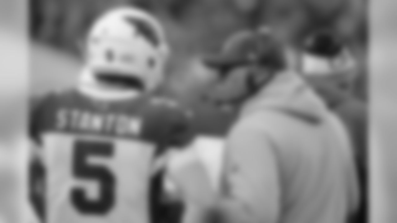 Drew Stanton and Bruce Arians discuss on the sideline
