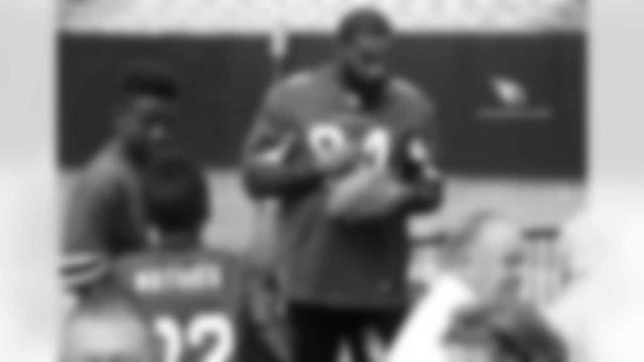 TE Jermaine Gresham signs autographs