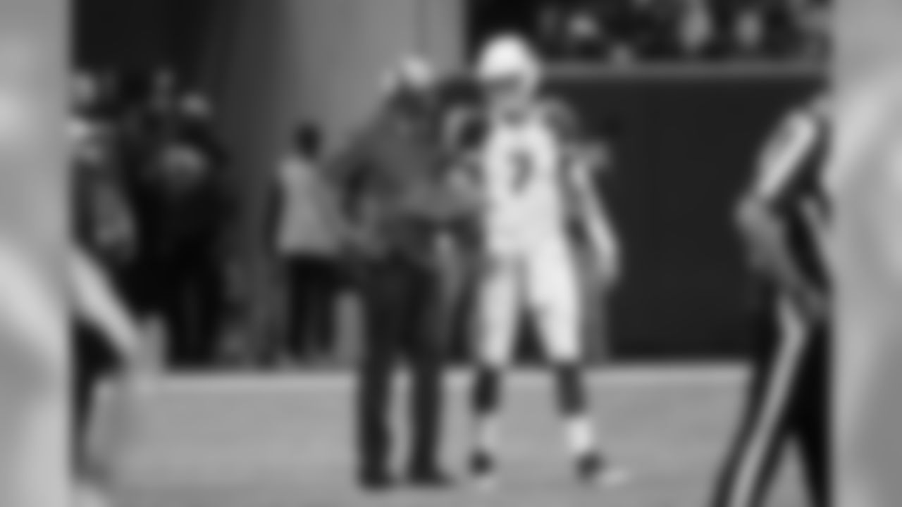 Offensive coordinator Byron Leftwich (left) speaks with QB Mike Glennon (right)